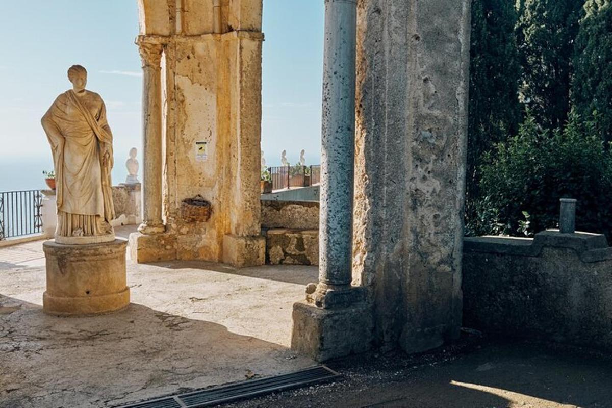 una statua di un uomo in piedi in un edificio