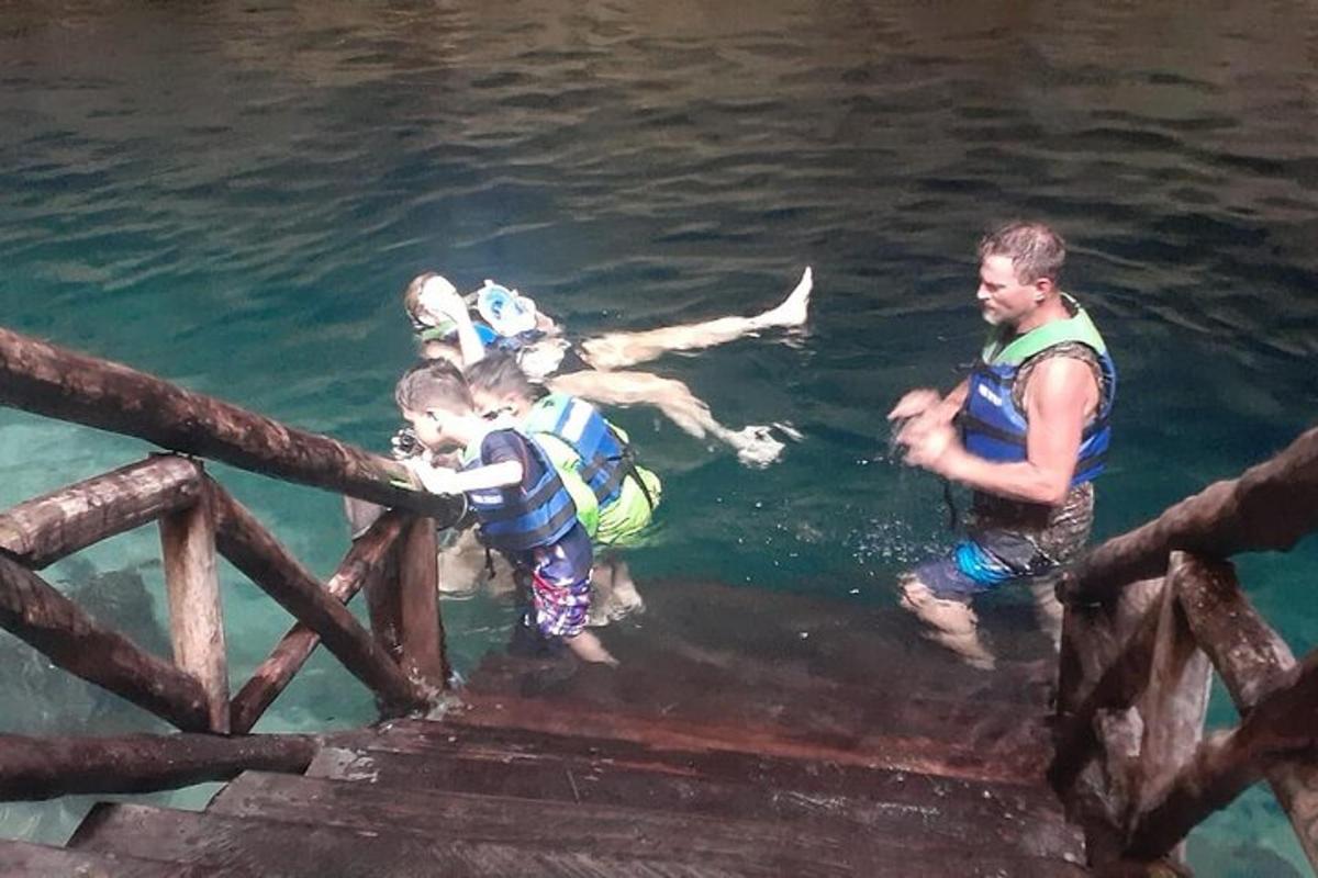 Човек и двоје деце у води
