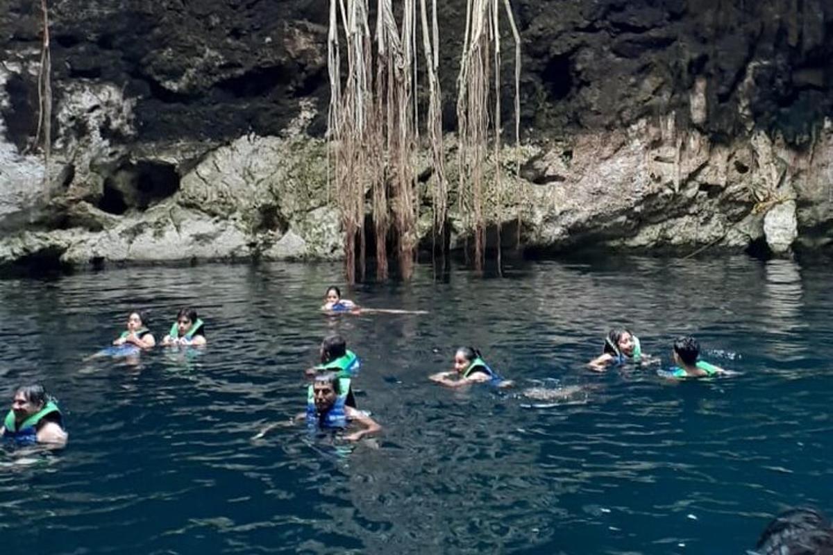 un gruppo di persone che nuotano nell'acqua