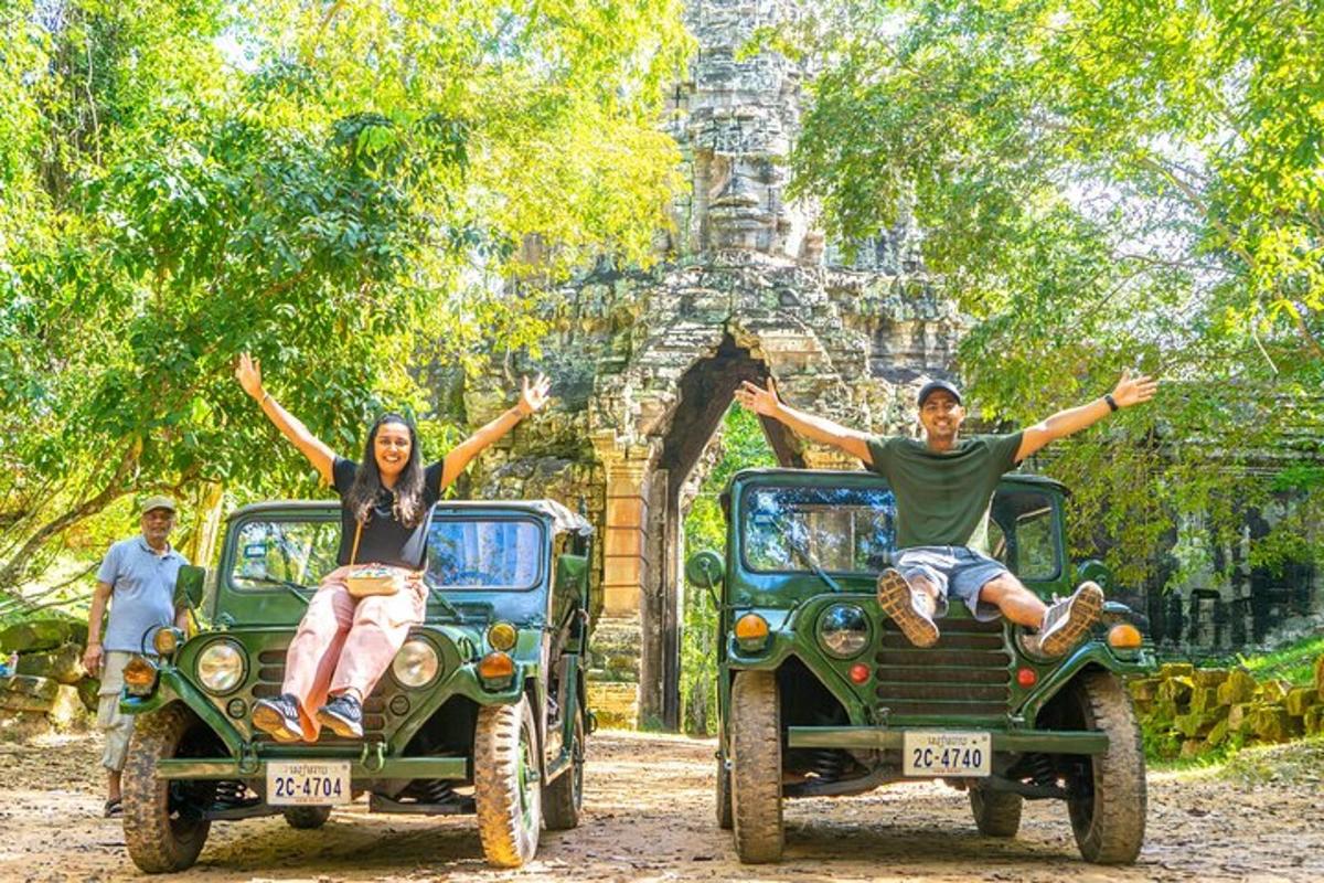 un uomo e una donna seduti nella parte anteriore della loro jeep