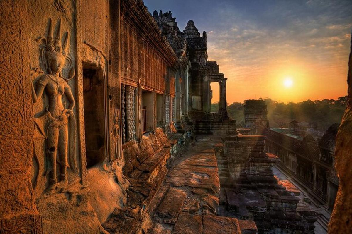 una vista di un antico edificio con il tramonto sullo sfondo
