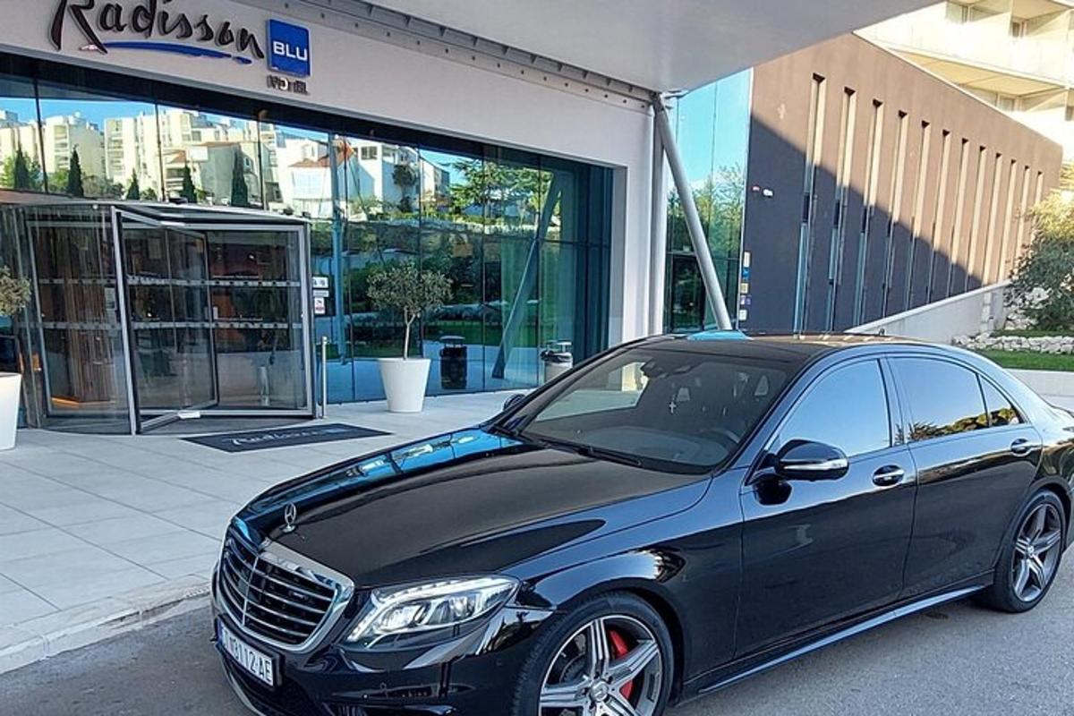 černé auto zaparkované před budovou