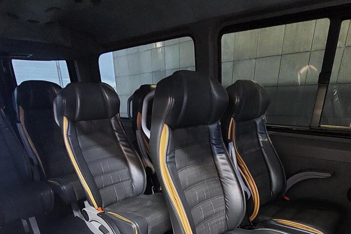 skupina sjedala u stražnjem dijelu autobusa