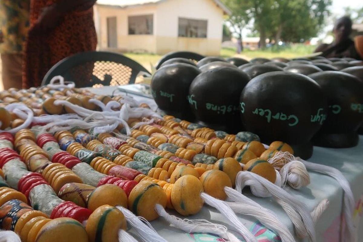 طاولة مغطاة بالكثير من الخرز الملون المختلف