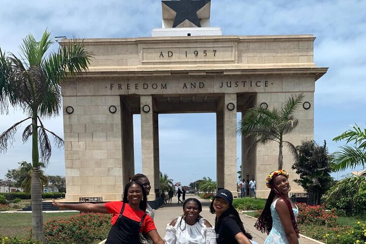 un gruppo di donne in piedi davanti a un monumento
