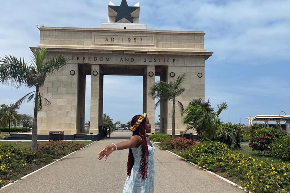 seorang gadis berdiri di hadapan monumen