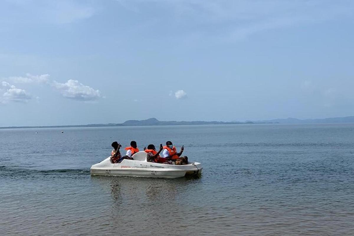 un gruppo di persone su una barca in acqua