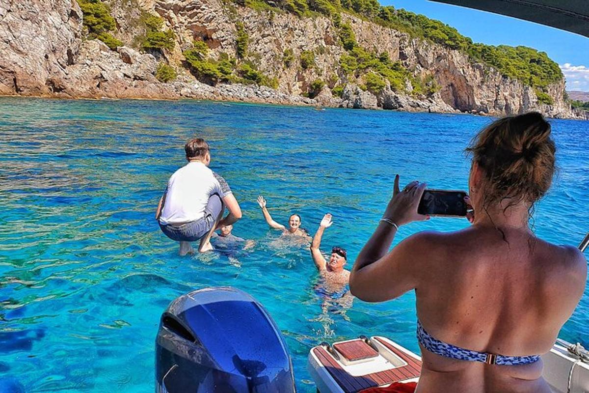 ženska, ki fotografira ljudi v vodi