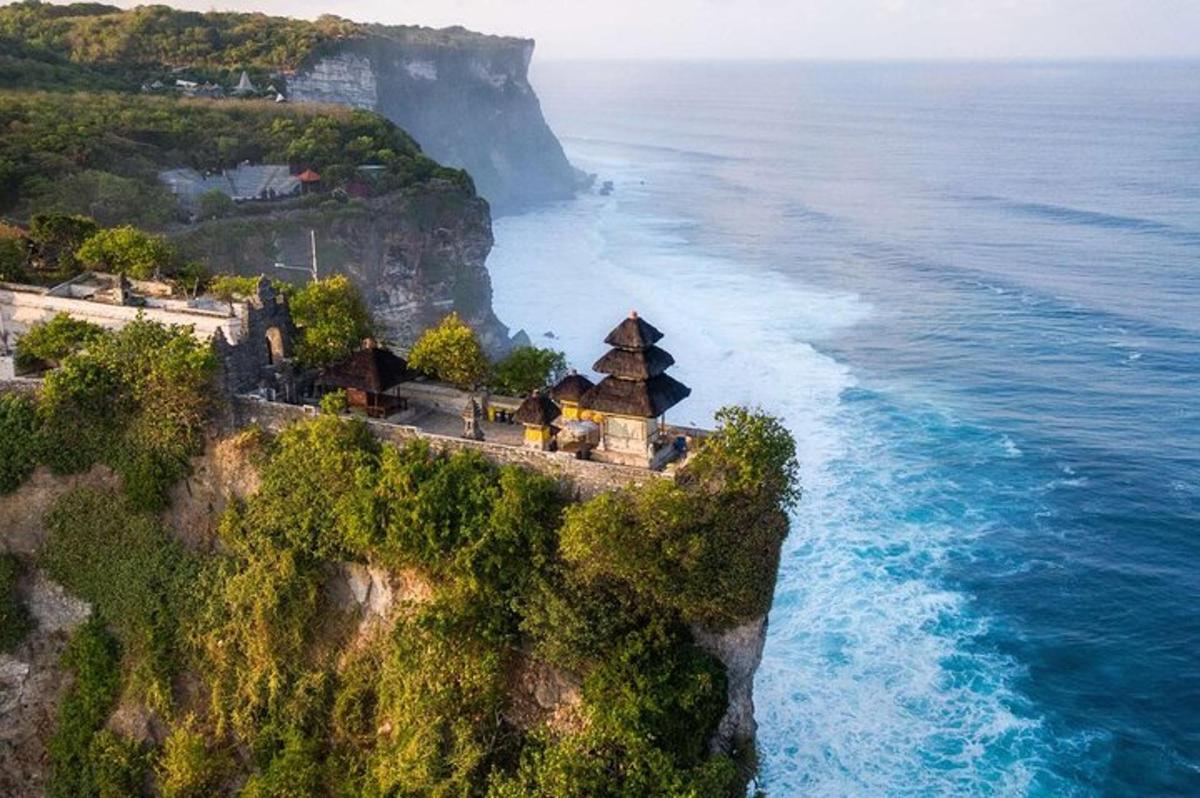 una illa amb un edifici a la vora de l'oceà
