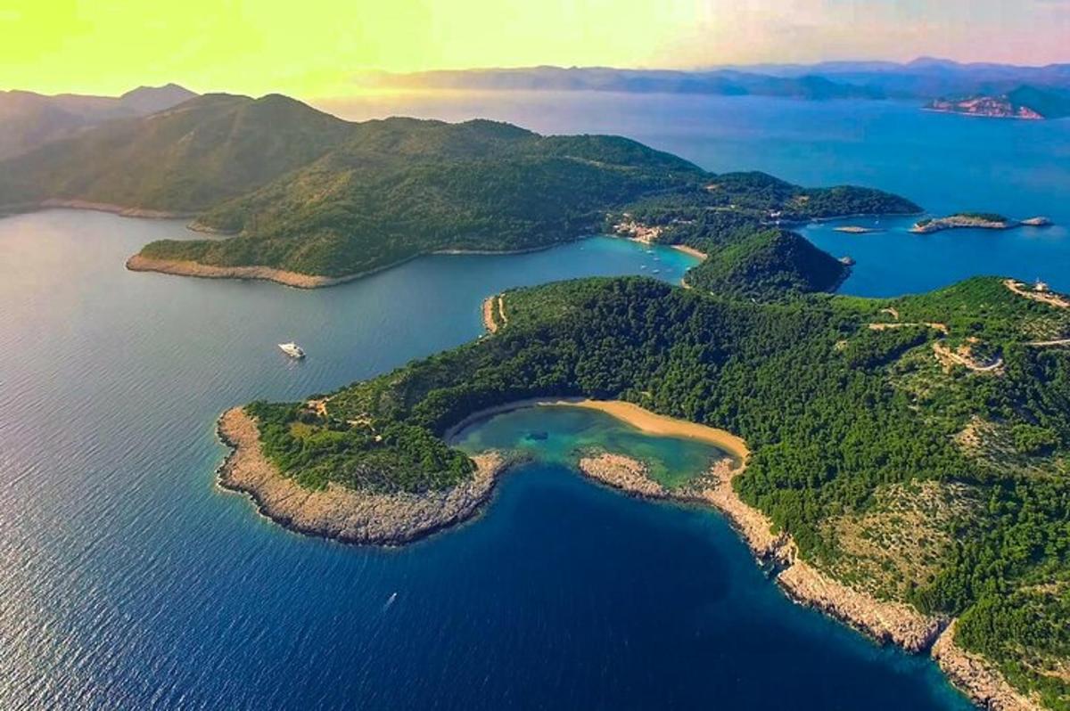 zračni pogled na skupino otokov v vodi