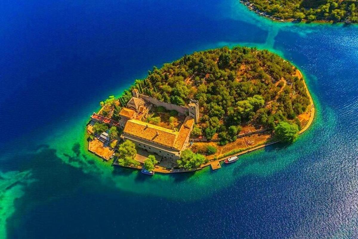 otok v vodi z zgradbo na njem