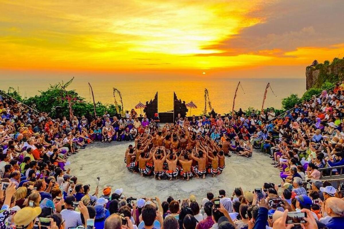 una gran multitud de persones mirant un espectacle amb cavalls