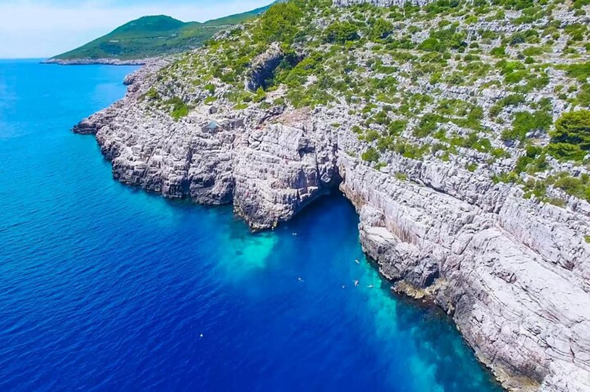 zračni pogled na skalnat otok v oceanu