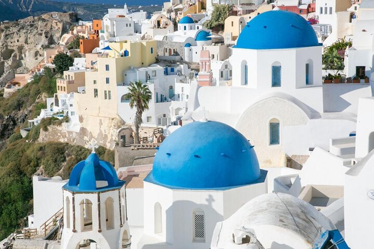una vista della città di Santorini con le cupole blu