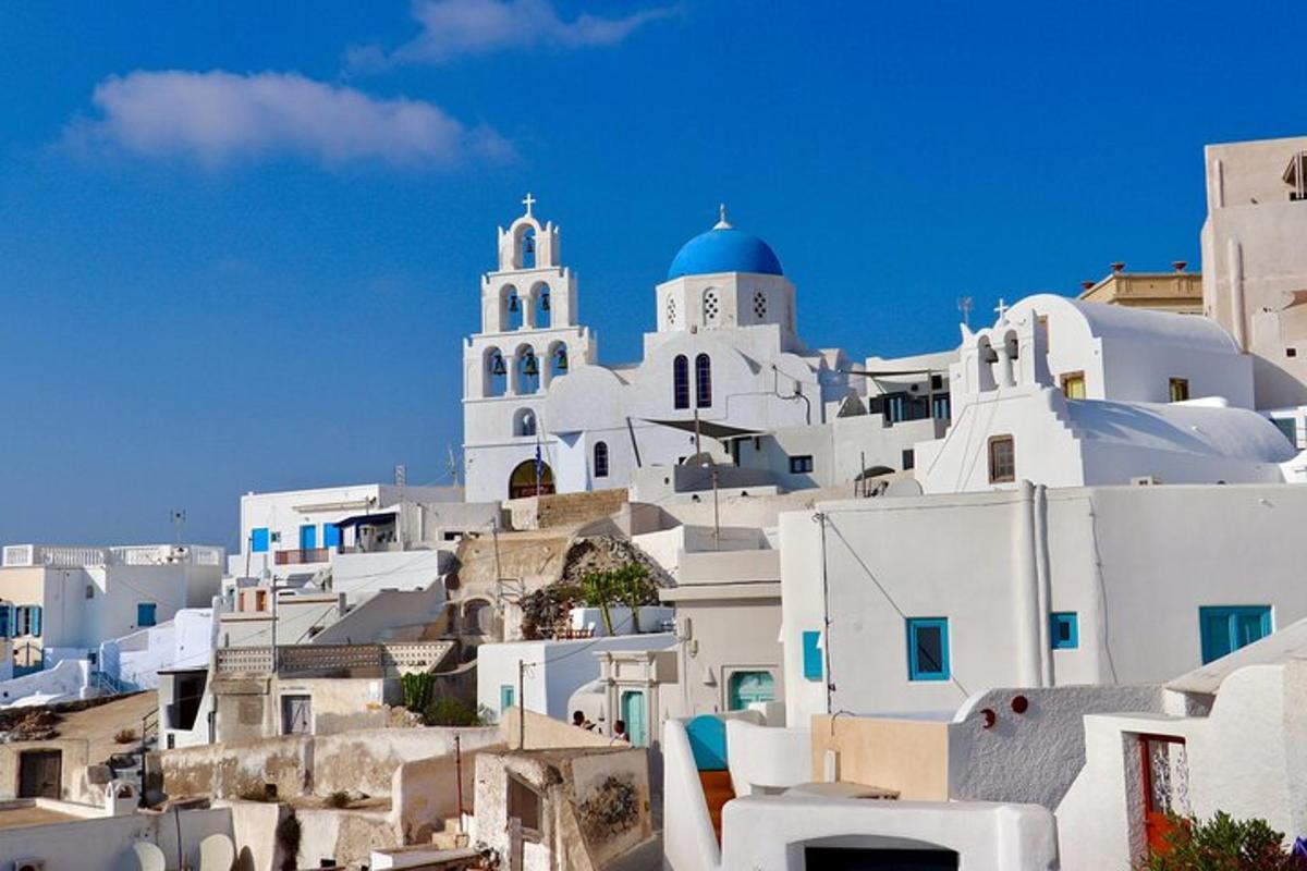 un grup d'edificis blancs amb una església