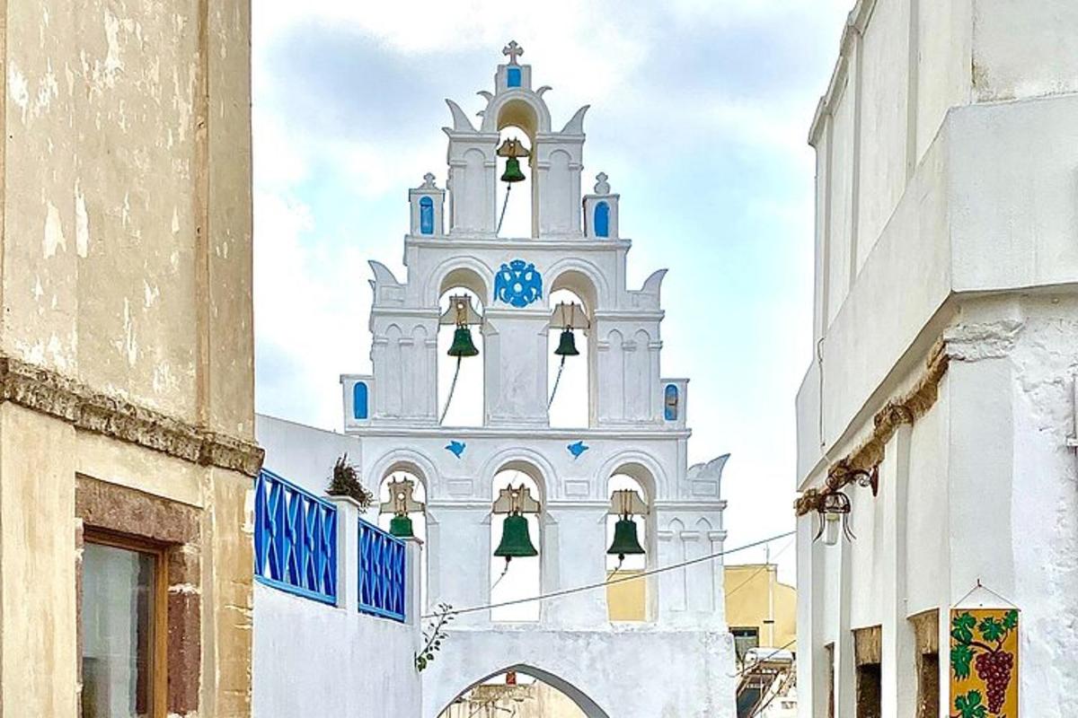 un edificio con una torre con campane