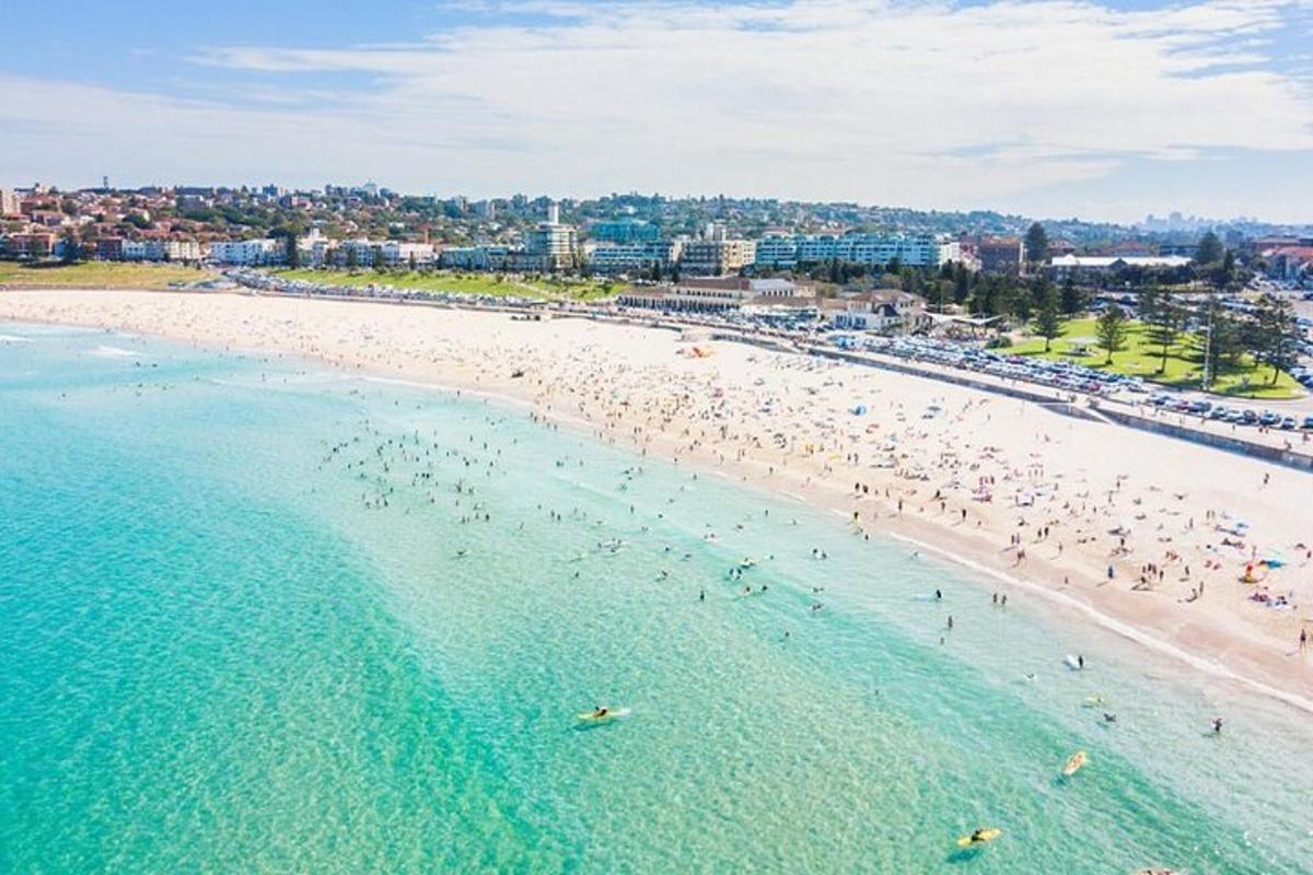 egy légi felvétel egy strandról, ahol emberek vannak a vízben