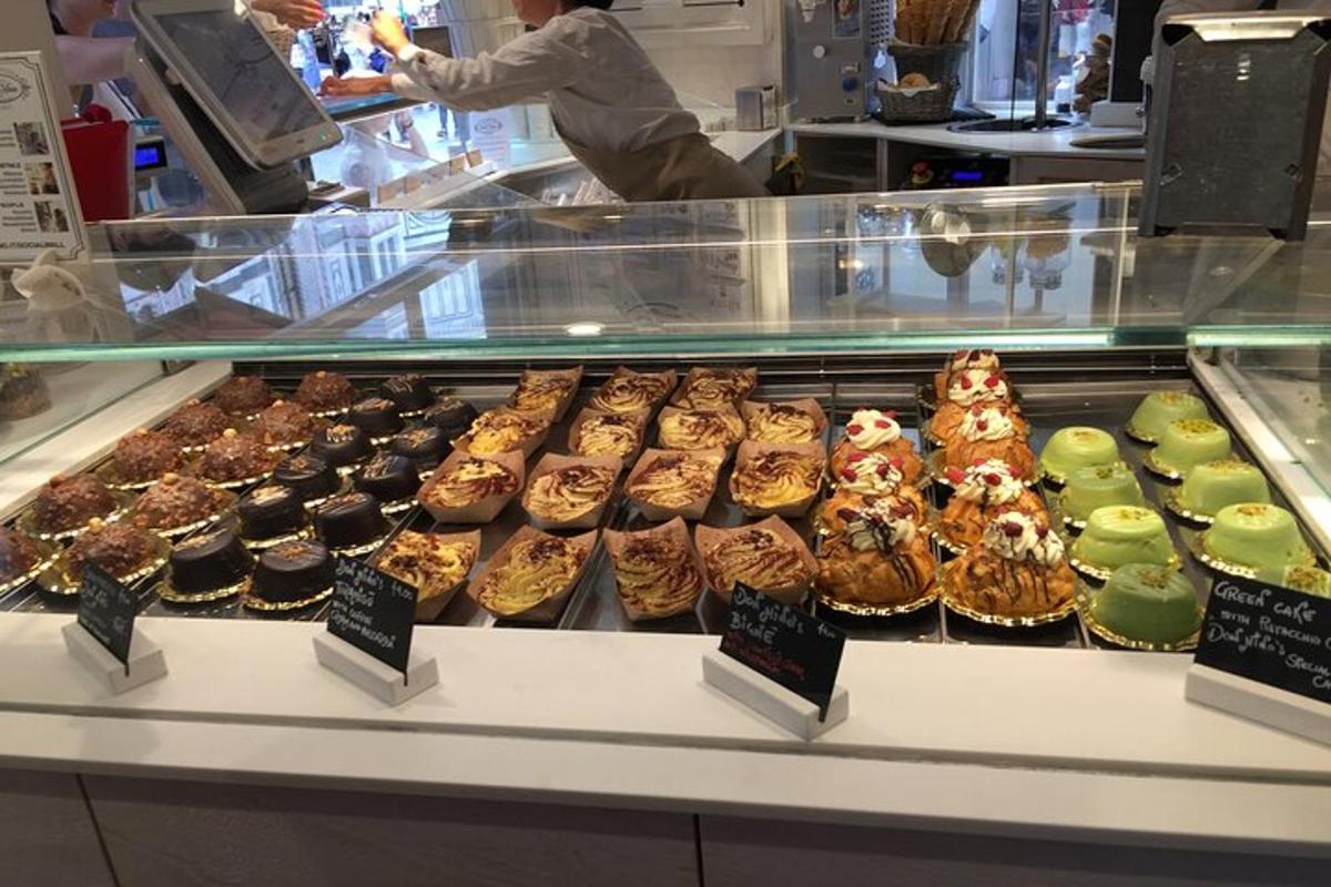 Una vitrina llena de muchos tipos diferentes de pasteles.