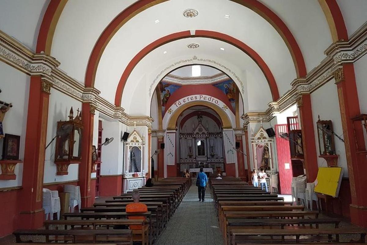 um homem caminhando por uma igreja com bancos