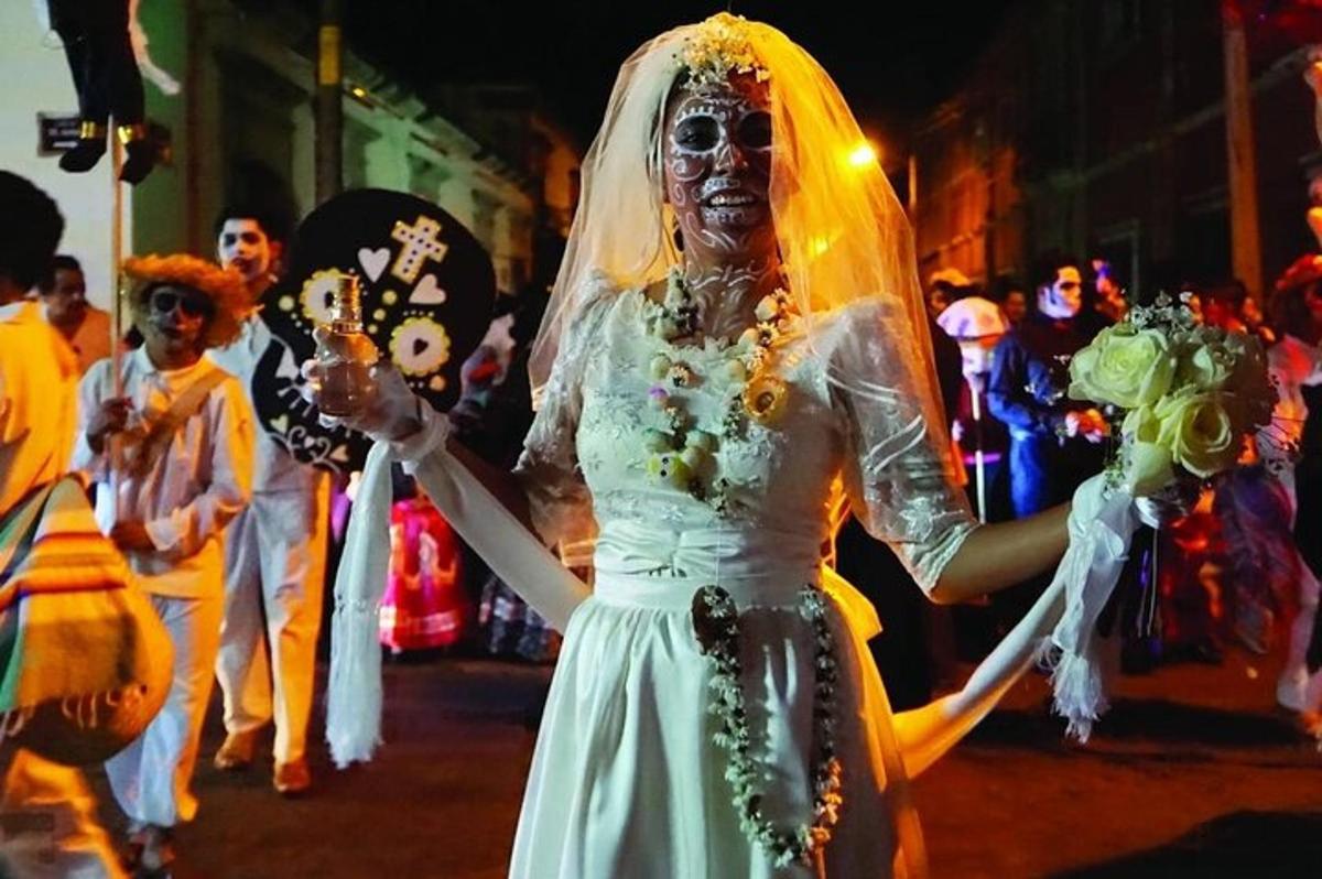 seorang wanita berpakaian pengantin dan bertudung