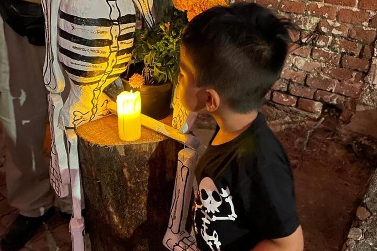 seorang budak lelaki melihat lilin yang menyala