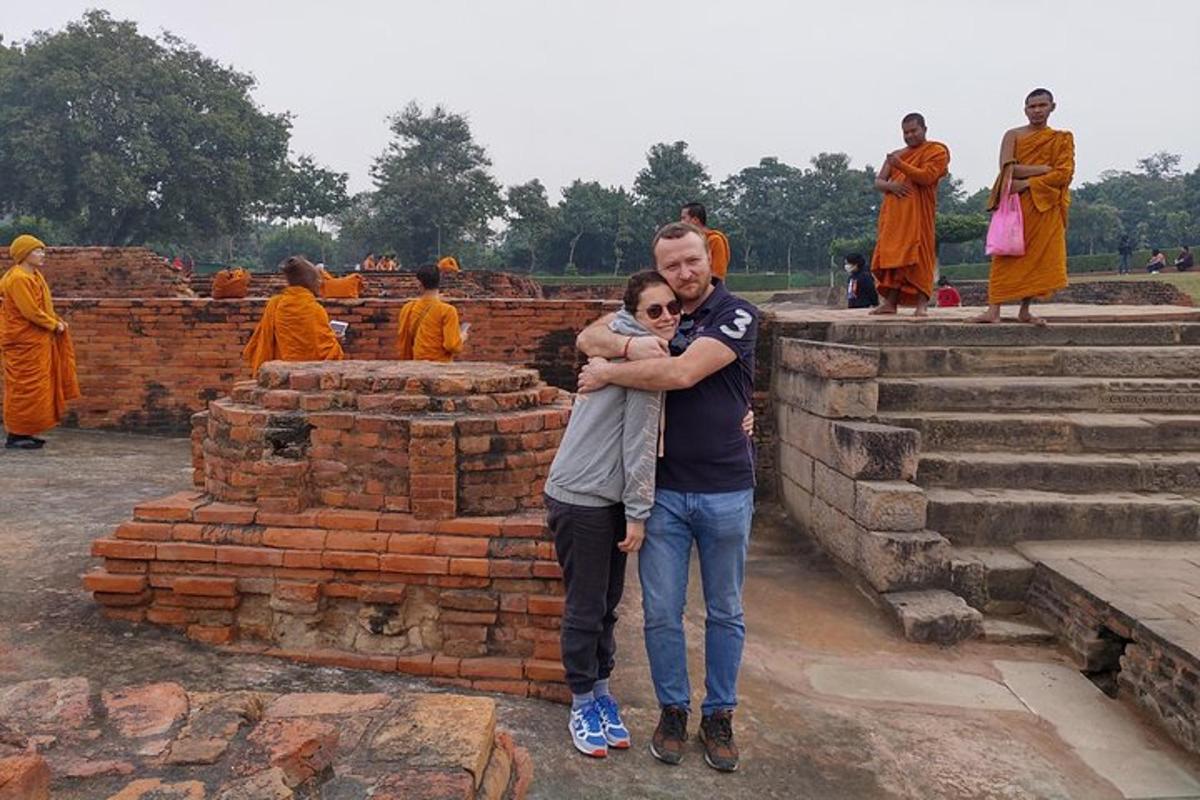 un home i una dona drets davant d'un temple