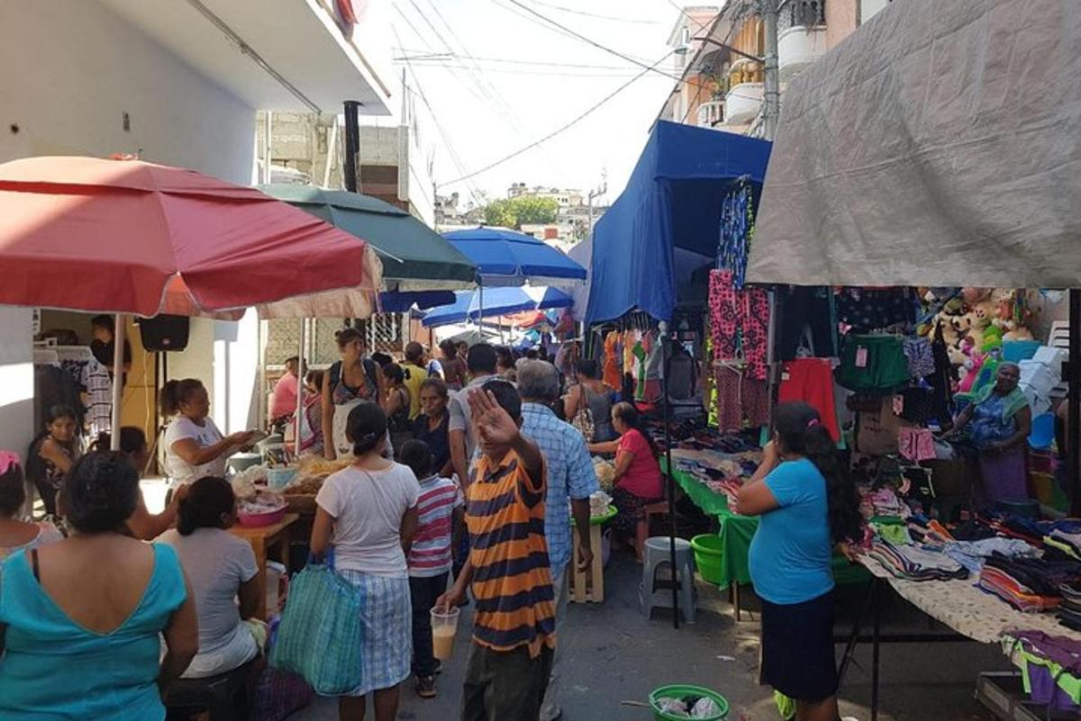 um grupo de pessoas em um mercado com vendedores