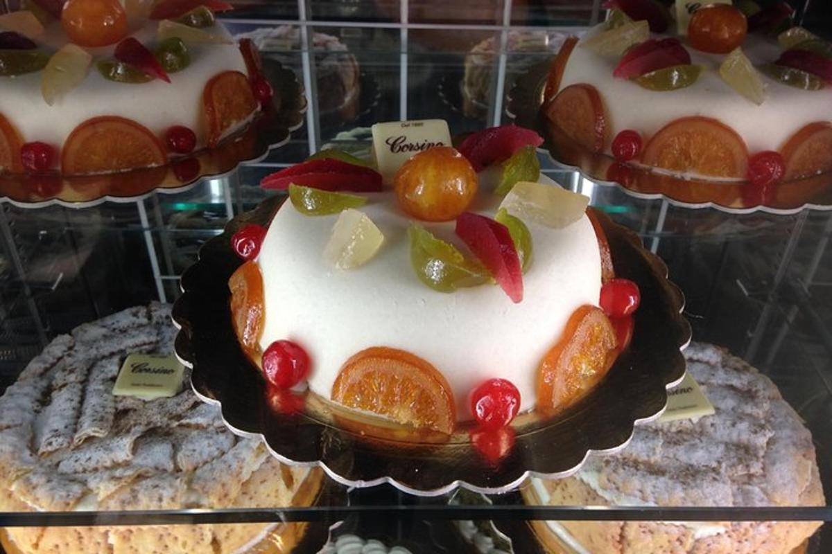 en kake med frukt på i et utstillingsskap