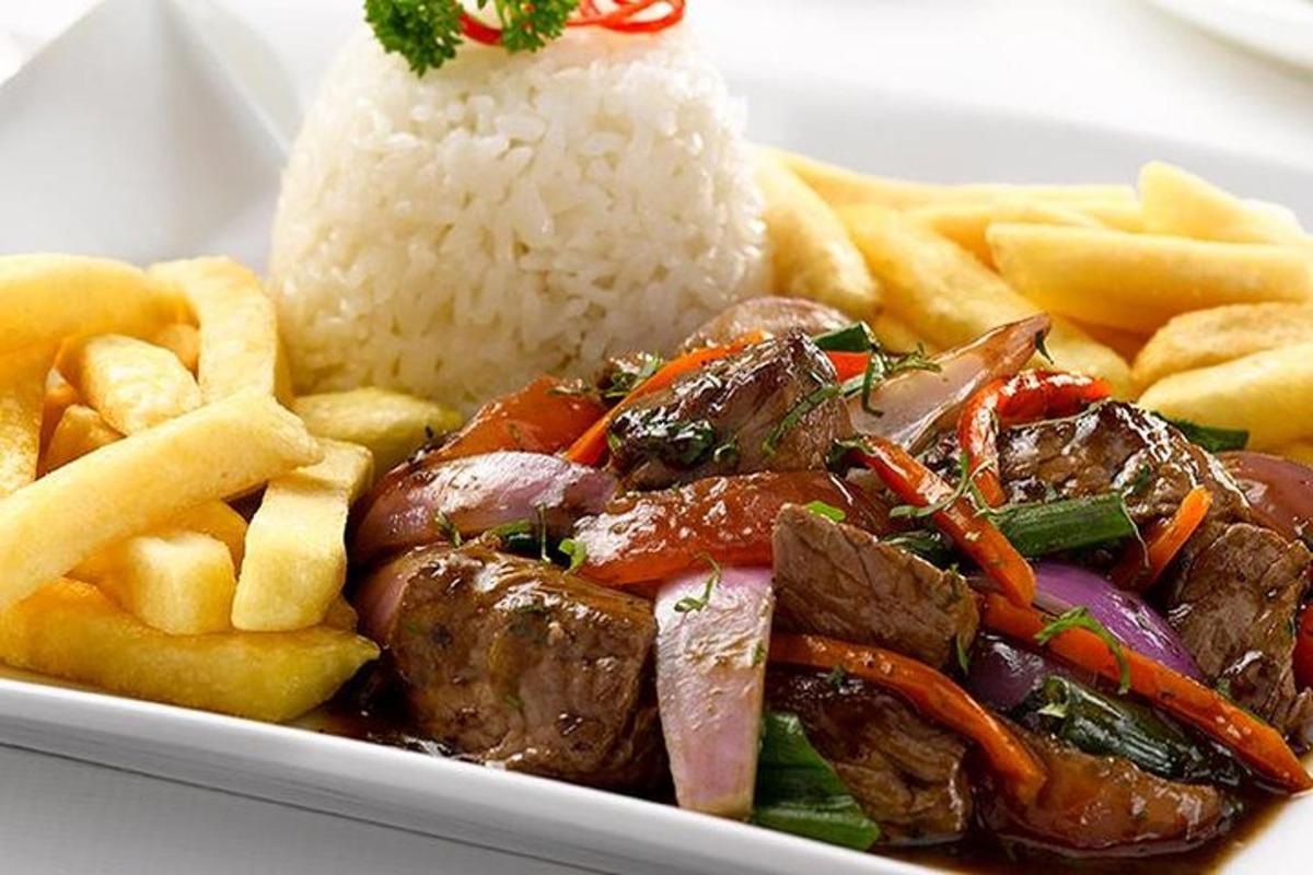 тањир хране са пиринчем и месом и помфритом