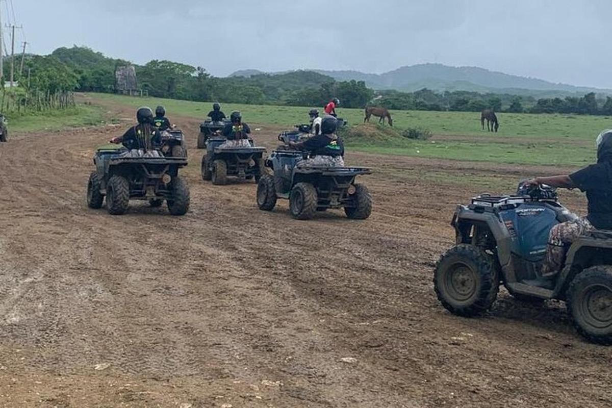 un groupe de personnes conduisant des VTT sur un chemin de terre