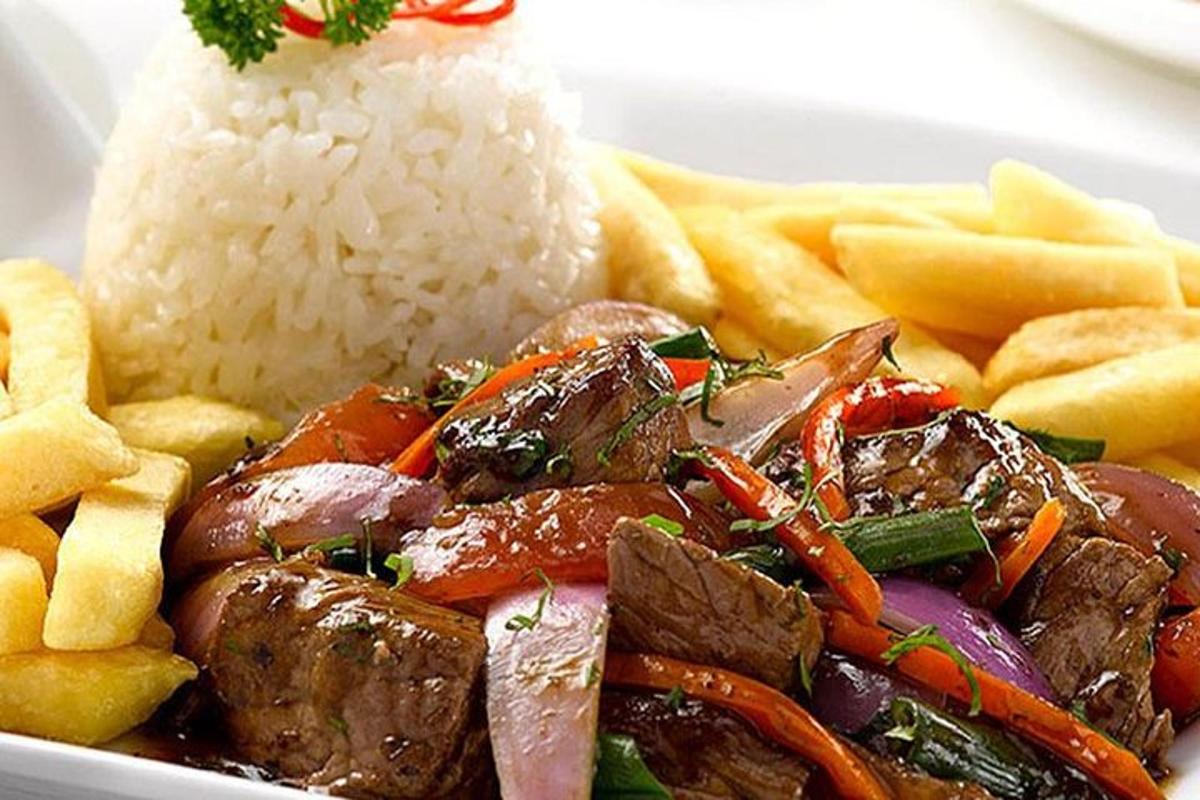тањир хране са пиринчем, месом и поврћем