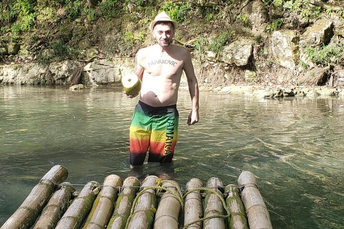 muž stojící ve vodě v řece