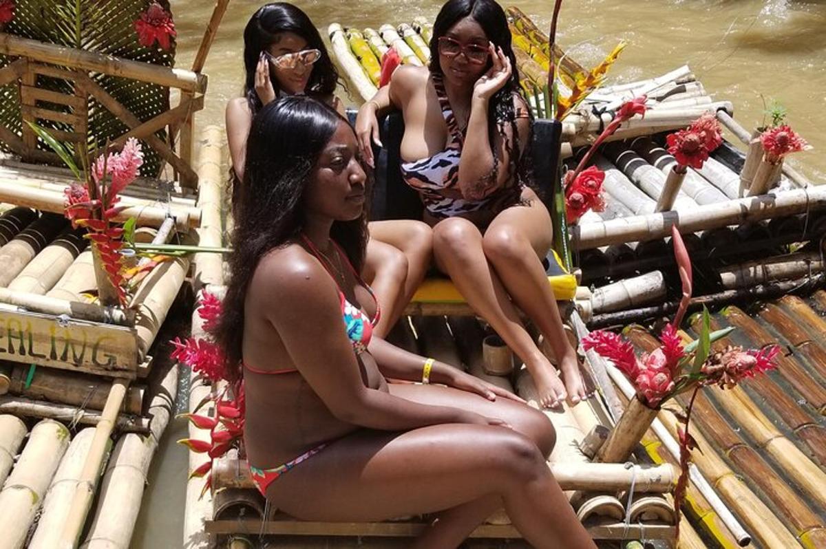 Tres mujeres en traje de baño sentadas en una balsa en el agua