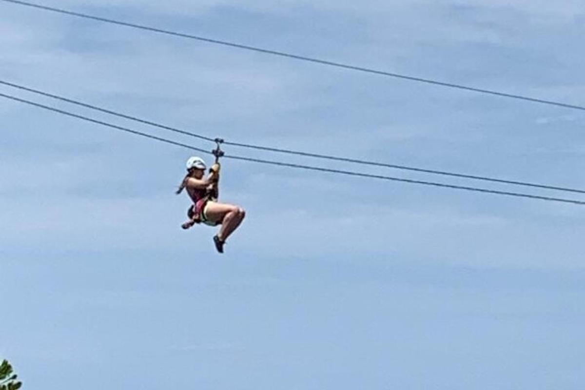 žena na zip line v oblacích