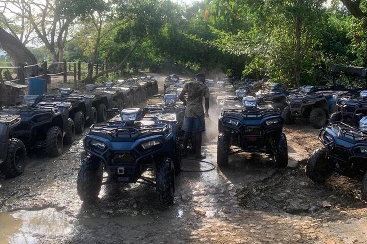 seorang lelaki berdiri di hadapan deretan atv