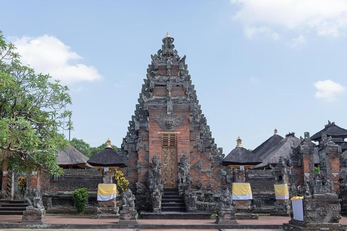một tòa nhà có một tòa tháp ở phía trước