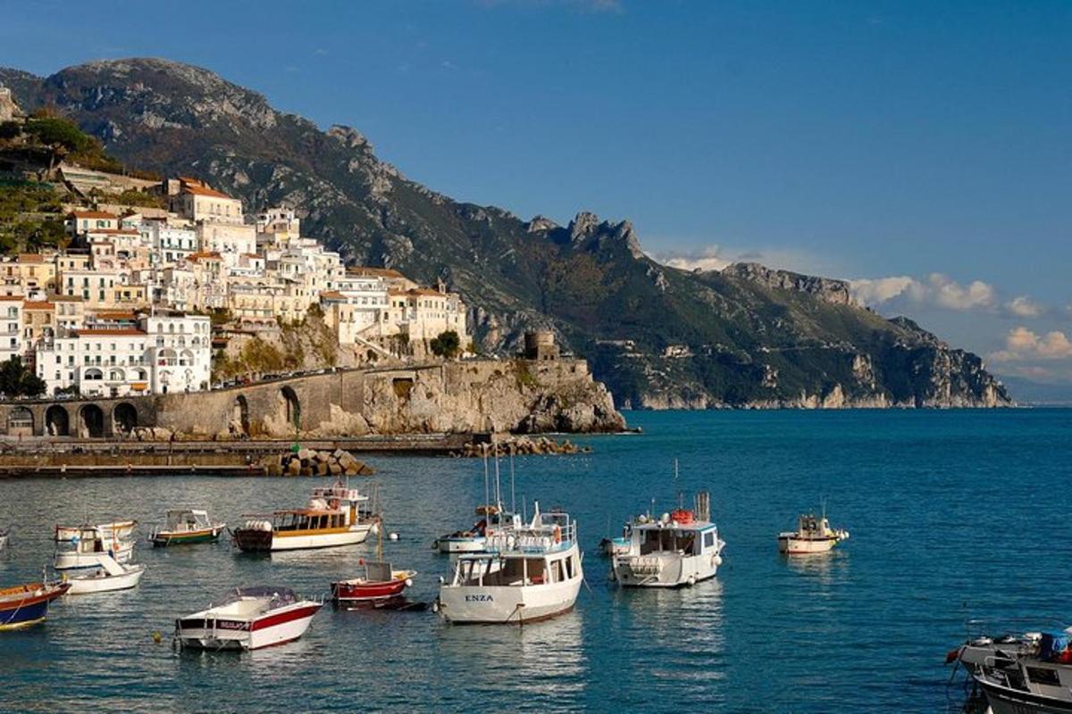 un gruppo di barche in uno specchio d'acqua con una città