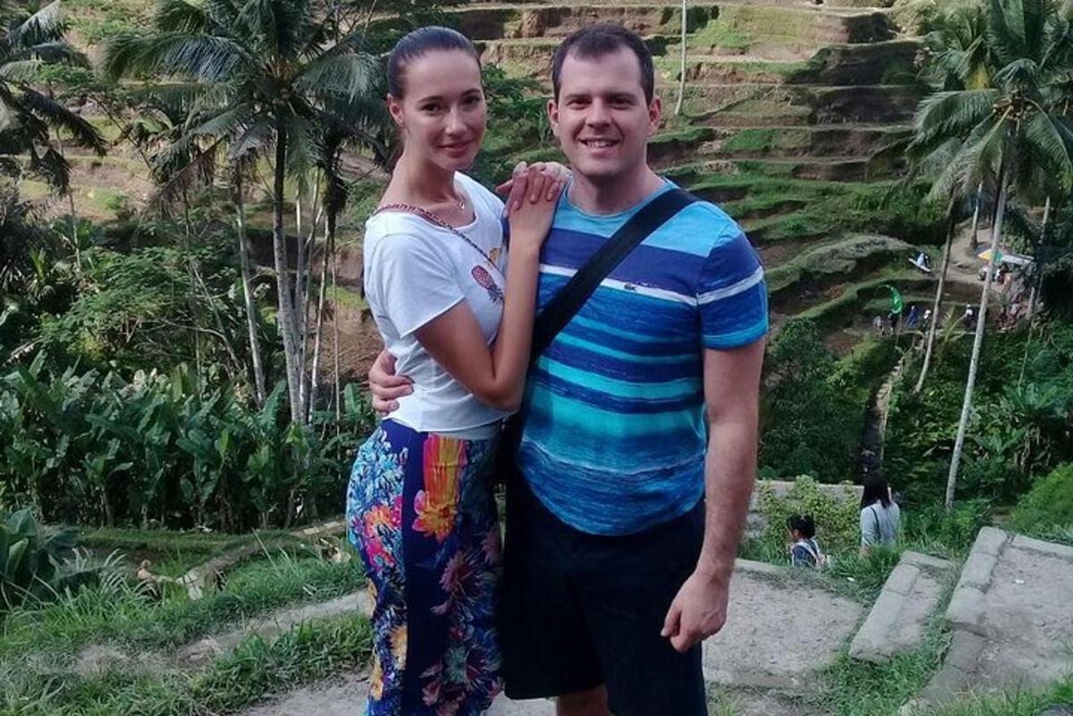 muž a žena stojící před horou