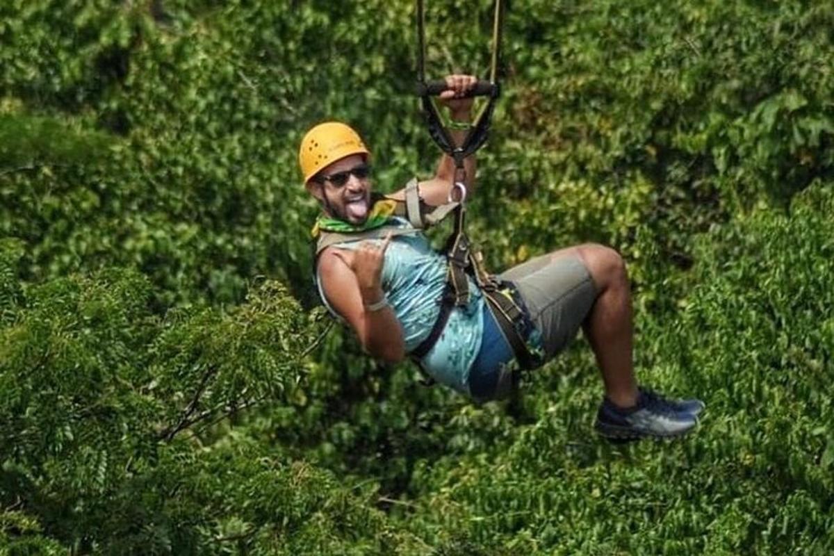 một người đàn ông đội mũ bảo hiểm treo mình trên dù