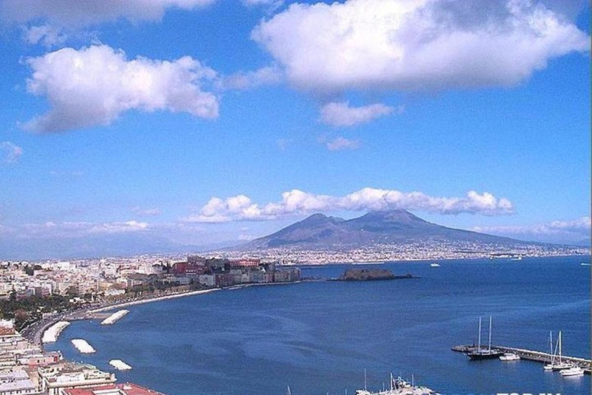 pemandangan kota dan laut dengan gunung