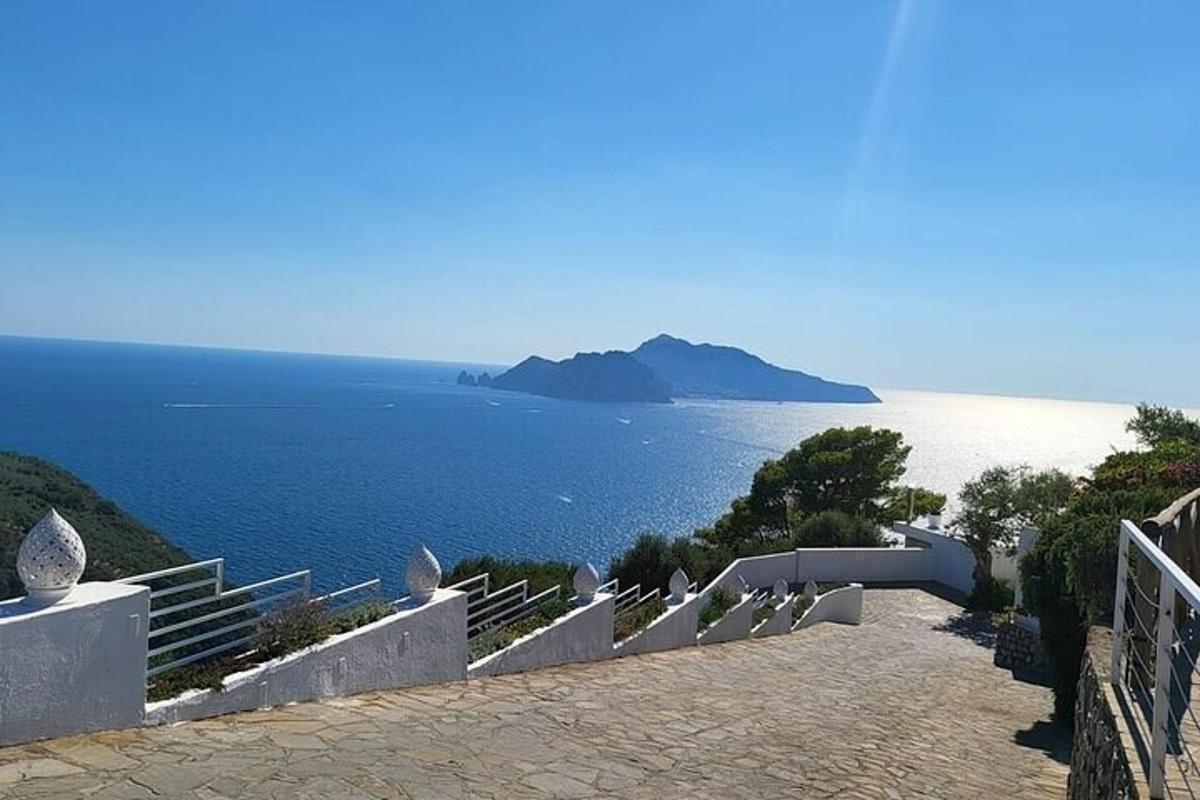 从山上欣赏海景