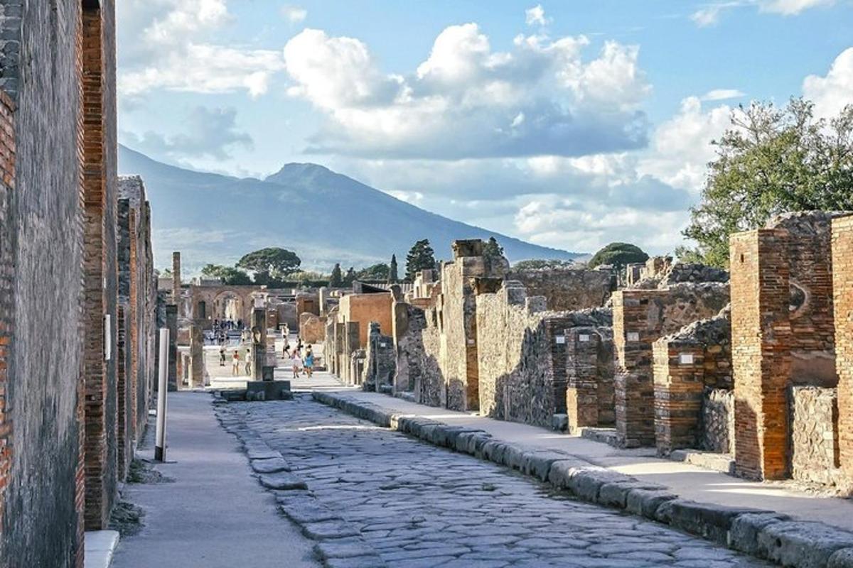 o stradă în ruine cu un munte în fundal