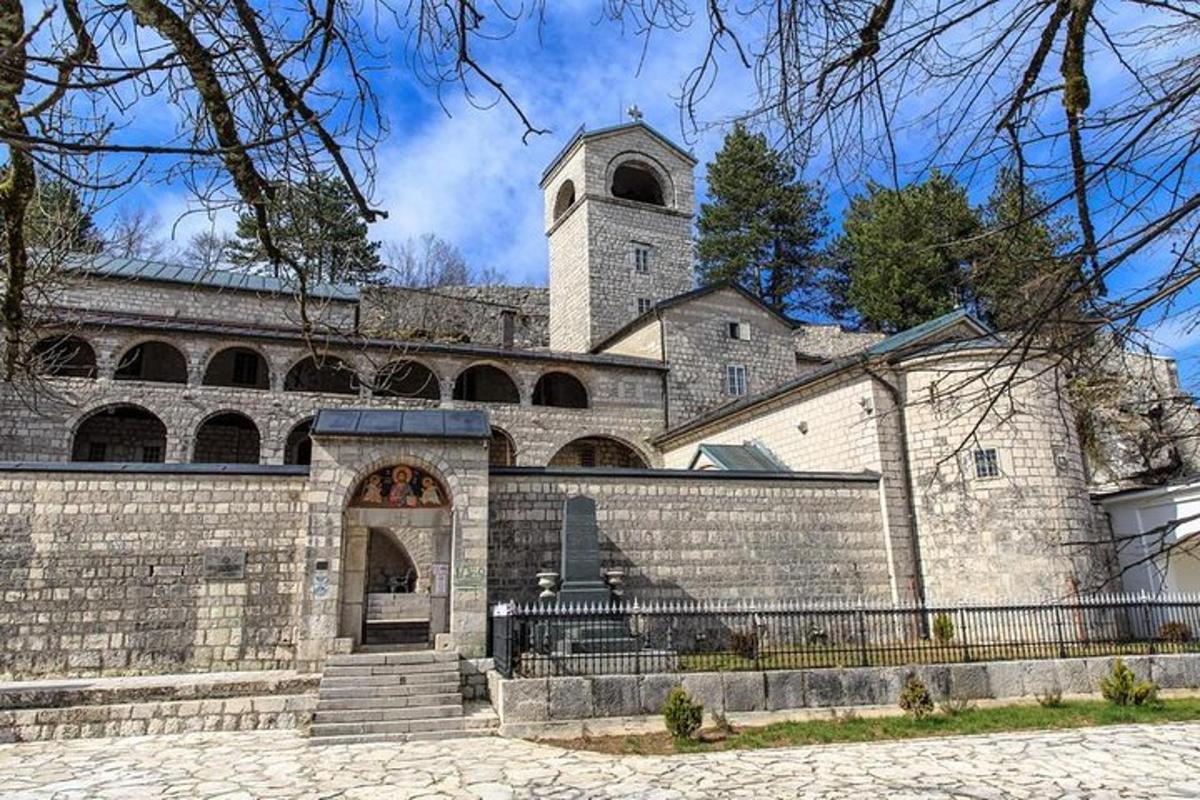 un grande edificio in mattoni con una torre dell'orologio