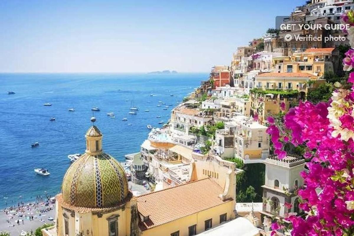 o vedere a coastei Amalfi cu clădiri și flori