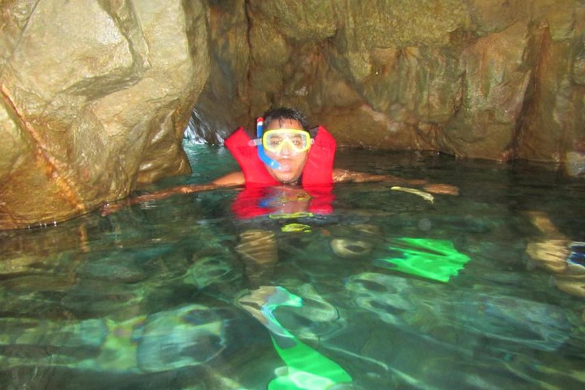 une personne dans une mare d'eau dans une grotte