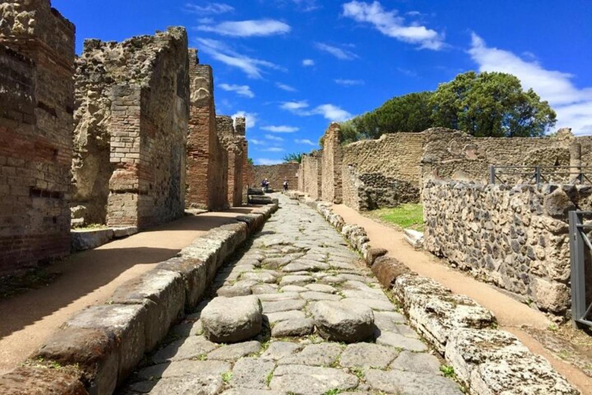 una strada tra le rovine di un edificio