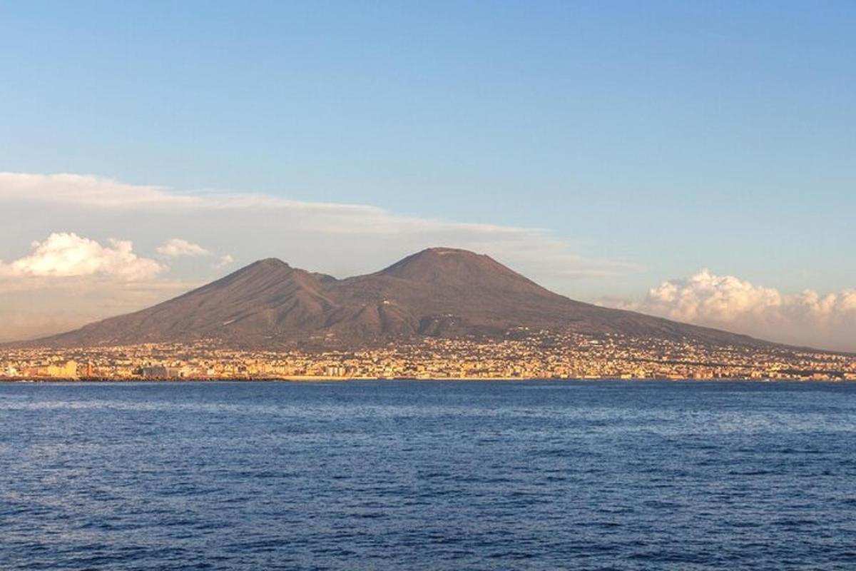 una vista di una città e di una montagna dall'acqua