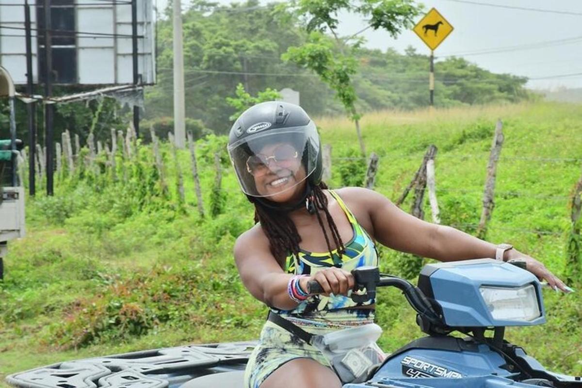 una mujer que lleva un casco conduciendo una motocicleta