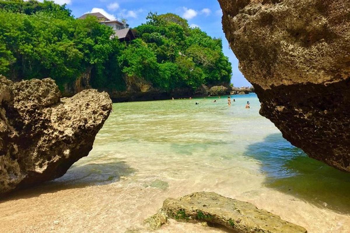 pemandangan pantai dengan orang di dalam air