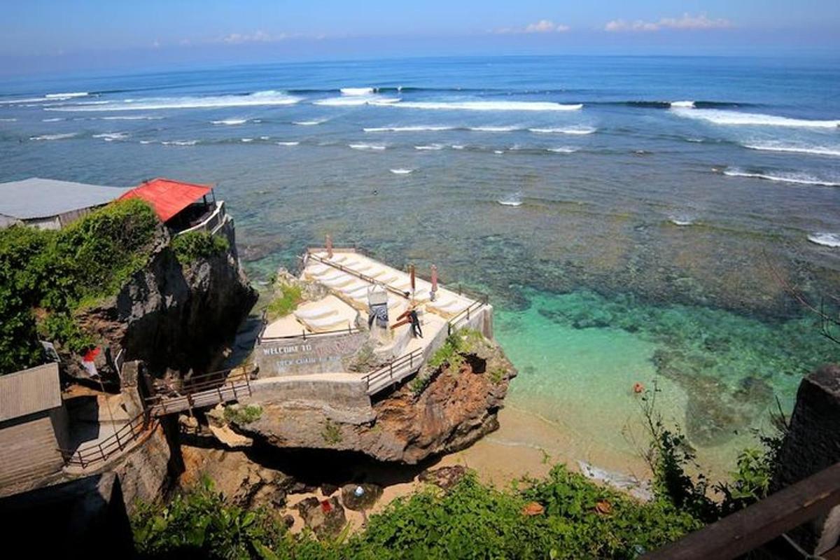 pemandangan lautan dari tebing